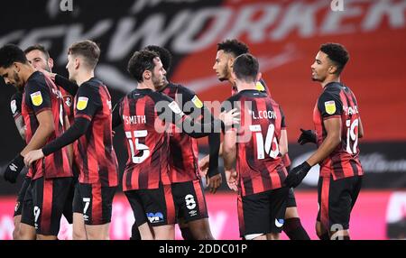 Vitality Stadium, Bournemouth, Dorset, Regno Unito. 24 Nov 2020. Campionato di calcio inglese della Lega Calcio, Bournemouth Athletic contro Nottingham Forest; Junior Stanislas di Bournemouth festeggia con la sua squadra dopo aver segnato in 50 minuti dal punto di penalità Credit: Action Plus Sports/Alamy Live News Foto Stock