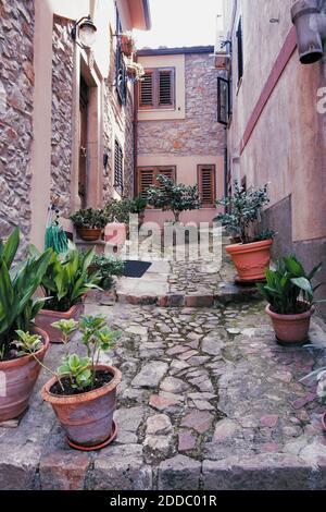 Vicolo e case in pietra nel centro storico di Mistretta del Testimonianze di architettura e storia siciliana Foto Stock