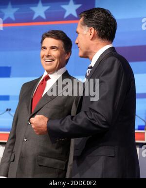 NO FILM, NO VIDEO, NO TV, NO DOCUMENTARIO - repubblicani candidati presidenziali Texas Gov. Rick Perry, a sinistra, e l'ex Massachusetts Gov. Mitt Romney prende la scena prima di un dibattito a Orlando, Florida, USA, Giovedi, 22 settembre 2011. Foto di Joe Burbank/Orlando Sentinel/MCT/ABACAPRESS.COM Foto Stock