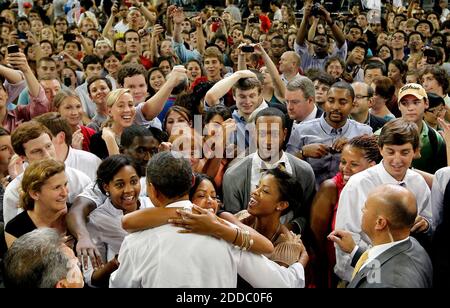 NESSUN FILM, NESSUN VIDEO, NESSUNA TV, NESSUN DOCUMENTARIO - il presidente Barack Obama saluta la folla al Reynolds Coliseum sul N.C. Campus della state University, mercoledì 14 settembre 2011 a Raleigh, North Carolina, USA. Foto di Chuck Liddy/Raleigh News & Observer/MCT/ABACAPRESS.COM Foto Stock