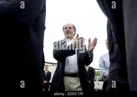 NO FILM, NO VIDEO, NO TV, NO DOCUMENTARY - immagine del file datata 13 agosto 2003 del Sen. Jon Corzine (D-NJ) degli Stati Uniti che parla con i politici locali a Roebling, New Jersey, USA. La holding per il broker e broker-dealer futures gestito dall'ex governatore del New Jersey e dal co-presidente della Goldman Sachs Group Inc. Jon Corzine ha cercato oggi la protezione del tribunale, a meno di una settimana dalla segnalazione di una perdita trimestrale record e dalla divulgazione di una scommessa di 6.3 miliardi di dollari sul debito sovrano europeo. Foto di Beth Balbierz/MCT/ABACAPRESS.COM Foto Stock