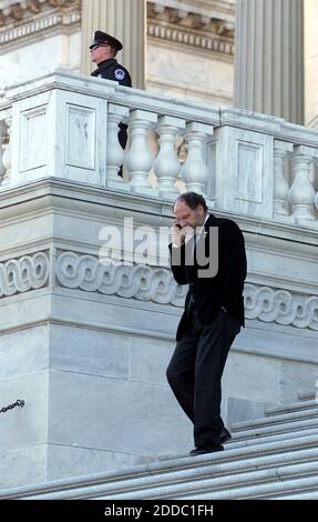 NO FILM, NO VIDEO, NO TV, NO DOCUMENTARY - immagine del file datata 18 ottobre 2001 del Sen. Jon Corzine camminando da un ufficiale della polizia del Campidoglio mentre lascia l'edificio, a Washington, DC, USA. La holding per il broker e broker-dealer futures gestito dall'ex governatore del New Jersey e dal co-presidente della Goldman Sachs Group Inc. Jon Corzine ha cercato oggi la protezione del tribunale, a meno di una settimana dalla segnalazione di una perdita trimestrale record e dalla divulgazione di una scommessa di 6.3 miliardi di dollari sul debito sovrano europeo. Foto di Chuck Kennedy/MCT/ABACAPRESS.COM Foto Stock