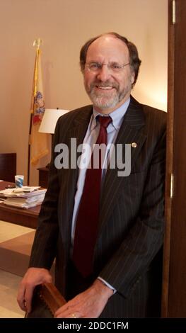 NO FILM, NO VIDEO, NO TV, NO DOCUMENTARIO - immagine del file datata 18 aprile 2011 del Sen. Jon Corzine (D-NJ) nel suo ufficio nel palazzo degli uffici del Senato di Hart a Washington, D.C., USA. La holding per il broker e broker-dealer futures gestito dall'ex governatore del New Jersey e dal co-presidente della Goldman Sachs Group Inc. Jon Corzine ha cercato oggi la protezione del tribunale, a meno di una settimana dalla segnalazione di una perdita trimestrale record e dalla divulgazione di una scommessa di 6.3 miliardi di dollari sul debito sovrano europeo. Foto di Chuck Kennedy/MCT/ABACAPRESS.COM Foto Stock