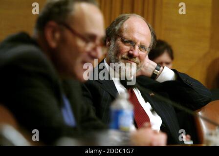 NO FILM, NO VIDEO, NO TV, NO DOCUMENTARIO - immagine del file datata 21 aprile 2005 del Sen. Jon Corzine (D-NJ) durante un'audizione al Campidoglio degli Stati Uniti su alloggi e trasporti su questioni di bilancio. La holding per il broker e broker-dealer futures gestito dall'ex governatore del New Jersey e dal co-presidente della Goldman Sachs Group Inc. Jon Corzine ha cercato oggi la protezione del tribunale, a meno di una settimana dalla segnalazione di una perdita trimestrale record e dalla divulgazione di una scommessa di 6.3 miliardi di dollari sul debito sovrano europeo. Foto di Mel Evans/The Record/MCT/ABACAPRESS.COM Foto Stock