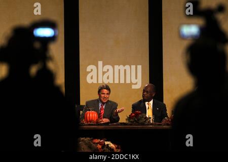 NESSUN FILM, NESSUN VIDEO, NESSUNA TV, NESSUN DOCUMENTARIO - TEXAS GOV. Rick Perry, a sinistra, e Herman Cain rispondono alle domande durante il Thanksgiving Family Forum alla prima Chiesa Federata a Des Moines, Iowa, USA, sabato 19 novembre 2011. Foto di Nancy Stone/Chicago Tribune/MCT/ABACAPRESS.COM Foto Stock