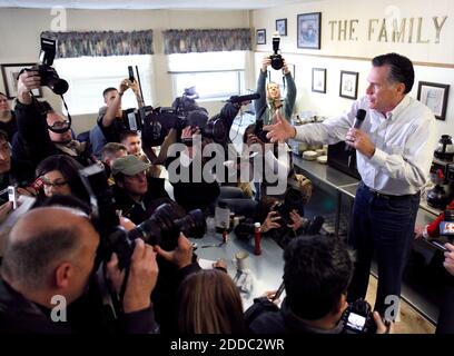 NESSUN FILM, NESSUN VIDEO, NESSUNA TV, NESSUN DOCUMENTARIO - Mitt Romney svolge un discorso di campagna al ristorante Family Table ad Atlantic, Iowa, USA, domenica 1 gennaio 2012. Foto di Christopher Gannon/GannonVisuals.com/MCT/ABACAPRESS.COM Foto Stock