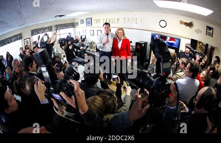 NO FILM, NO VIDEO, NO TV, NO DOCUMENTARIO - Mitt e Ann Romney fanno una campagna al ristorante Family Table ad Atlantic, Iowa, USA, domenica 1 gennaio 2012. Foto di Christopher Gannon/GannonVisuals.com/MCT/ABACAPRESS.COM Foto Stock