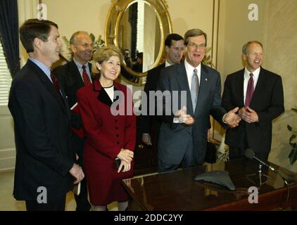 NESSUN FILM, NESSUN VIDEO, NESSUNA TV, NESSUN DOCUMENTARIO - Mitt Romney e Rick Santorum si sono battuti per un legame virtuale nello Iowa all'inizio di questa mattina, dopo che Santorum ha scosso dal retro del pacchetto per diventare il principale rivale della GOP di Romney nel voto più vicino in caucus history.Sen. Trent Lott (R-MS), centro, parla al presidente George W. Bush su un telefono con il Sen. Bill Frist, Sen. Larry Craig (R-ID), a sinistra, Sen. Kay Bailey Hutchinson (R-TX), Sen. Rick Santorum (R-PA), seconda a destra e Sen. Don Nickles (R-OK), Circa il passaggio previsto del disegno di legge immutato di sicurezza della Patria su Capitol Hill a Washingt Foto Stock