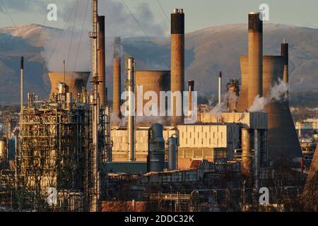 La raffineria di petrolio e il complesso petrolchimico di Grangemouth è il primo impianto ad importare come materia prima l'etano dall'olio di scisto statunitense. Foto Stock