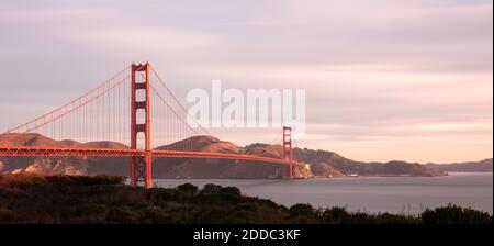 Alba al Golden Gate Bridge a San Francisco, California, USA Foto Stock