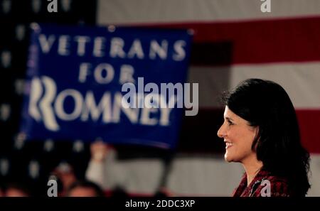 NESSUN FILM, NESSUN VIDEO, NESSUNA TV, NESSUN DOCUMENTARIO - il governatore della Carolina del Sud Nikki Haley ascolta come candidato presidenziale Reoublican Mitt Romney si rivolge ai tifosi alla Hall at Senate's End in Columbia, South Carolina, USA, WedsnWednWednesday, 11 gennaio 2012. Foto di C. Aluka Berry/Stato/MCT/ABACAPRESS.COM Foto Stock