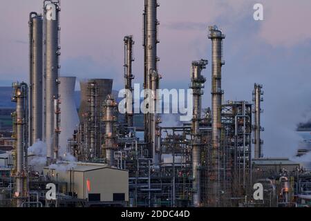 La raffineria di petrolio e il complesso petrolchimico di Grangemouth è il primo impianto ad importare come materia prima l'etano dall'olio di scisto statunitense. Foto Stock