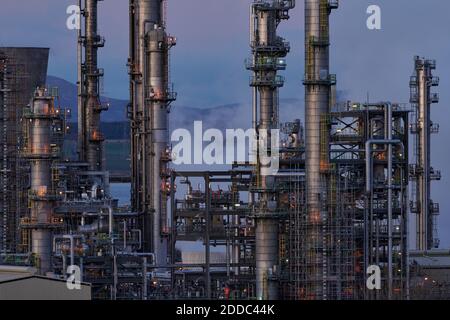 La raffineria di petrolio e il complesso petrolchimico di Grangemouth è il primo impianto ad importare come materia prima l'etano dall'olio di scisto statunitense. Foto Stock