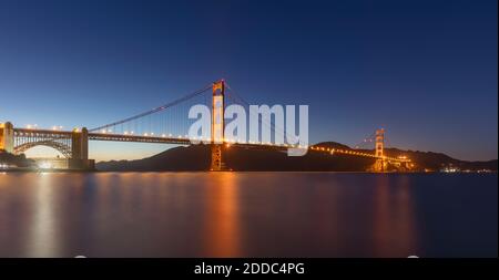 Ponte illuminato Golden Gate sul mare contro il cielo limpido a San Francisco, California, USA Foto Stock