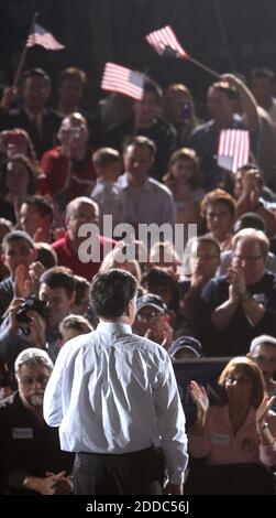 NO FILM, NO VIDEO, NO TV, NO DOCUMENTARIO - il candidato presidenziale repubblicano Mitt Romney fa commenti a Lanco Paint Co., a Orlando, Florida, USA il 27 gennaio 2012. Foto di Joe Burbank/Orlando Sentinel/MCT/ABACAPRESS.COM Foto Stock