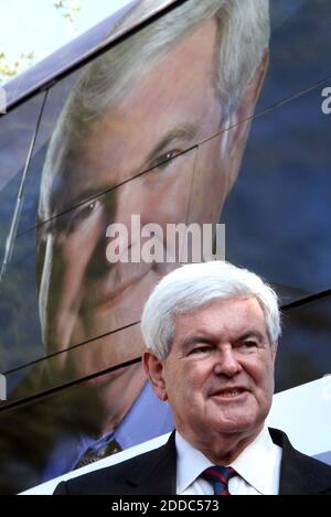 NO FILM, NO VIDEO, NO TV, NO DOCUMENTARIO - il candidato presidenziale repubblicano Newt Gingrich saluta i tifosi fuori da una zona di voto a Celebration, Florida, vicino Walt Disney World nella Florida centrale, USA, martedì 31 gennaio 2012. Dopo aver fatto una campagna in tutto lo stato per gli ultimi 10 giorni, Gingrich ha visitato i quartieri centrali della Florida prima di dirigersi verso un hotel di Orlando per guardare i risultati. Foto di Joe Burbank/Orlando Sentinel/MCT/ABACAPRESS.COM Foto Stock