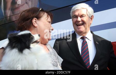 NO FILM, NO VIDEO, NO TV, NO DOCUMENTARIO - candidato presidenziale repubblicano Newt Gingrich scherza con Kim Campbell residente, e il suo cane 'Roxie', fuori da un quartiere di voto a Celebration, Florida, vicino Walt Disney World nella Florida centrale, USA, Martedì, 31 gennaio 2012. Dopo aver fatto una campagna in tutto lo stato per gli ultimi 10 giorni, Gingrich ha visitato i quartieri centrali della Florida prima di dirigersi verso un hotel di Orlando per guardare i risultati. Foto di Joe Burbank/Orlando Sentinel/MCT/ABACAPRESS.COM Foto Stock