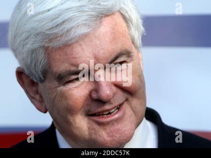 NO FILM, NO VIDEO, NO TV, NO DOCUMENTARIO - il candidato presidenziale repubblicano Newt Gingrich saluta i tifosi fuori da una zona di voto a Celebration, Florida, vicino Walt Disney World nella Florida centrale, USA, martedì 31 gennaio 2012. Dopo aver fatto una campagna in tutto lo stato per gli ultimi 10 giorni, Gingrich ha visitato i quartieri centrali della Florida prima di dirigersi verso un hotel di Orlando per guardare i risultati. Foto di Joe Burbank/Orlando Sentinel/MCT/ABACAPRESS.COM Foto Stock