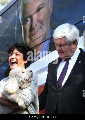 NO FILM, NO VIDEO, NO TV, NO DOCUMENTARIO - candidato presidenziale repubblicano Newt Gingrich scherza con Debi Jackson residente, e il suo cane 'adie', al di fuori di una zona di voto in Celebration, Florida, vicino Walt Disney World nella Florida centrale, USA, Martedì, 31 gennaio 2012. Dopo aver fatto una campagna in tutto lo stato per gli ultimi 10 giorni, Gingrich ha visitato i quartieri centrali della Florida prima di dirigersi verso un hotel di Orlando per guardare i risultati. Foto di Joe Burbank/Orlando Sentinel/MCT/ABACAPRESS.COM Foto Stock