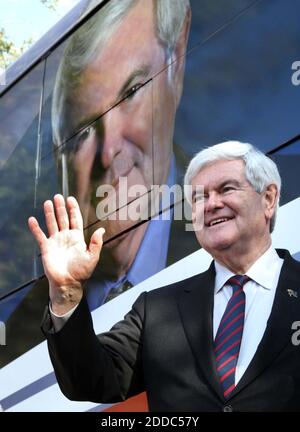 NO FILM, NO VIDEO, NO TV, NO DOCUMENTARIO - il candidato presidenziale repubblicano Newt Gingrich saluta i tifosi fuori da una zona di voto a Celebration, Florida, vicino Walt Disney World nella Florida centrale, USA, martedì 31 gennaio 2012. Dopo aver fatto una campagna in tutto lo stato per gli ultimi 10 giorni, Gingrich ha visitato i quartieri centrali della Florida prima di dirigersi verso un hotel di Orlando per guardare i risultati. Foto di Joe Burbank/Orlando Sentinel/MCT/ABACAPRESS.COM Foto Stock