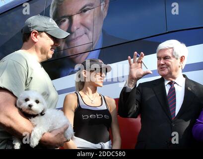 NO FILM, NO VIDEO, NO TV, NO DOCUMENTARIO - il candidato presidenziale repubblicano Newt Gingrich saluta i residenti Steve e Tara Halloran, con 'Gizmo', fuori da un quartiere di voto a Celebration, Florida, vicino Walt Disney World nella Florida centrale, USA, martedì 31 gennaio 2012. Dopo aver fatto una campagna in tutto lo stato per gli ultimi 10 giorni, Gingrich ha visitato i quartieri centrali della Florida prima di dirigersi verso un hotel di Orlando per guardare i risultati. Foto di Joe Burbank/Orlando Sentinel/MCT/ABACAPRESS.COM Foto Stock