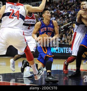 NESSUN FILM, NESSUN VIDEO, NESSUNA TV, NESSUN DOCUMENTARIO - New York Knicks punta guardia Jeremy Lin (17) guida la corsia per una partitura attraverso la difesa Washington Wizards durante l'azione del secondo quarto al Verizon Center a Washington, D.C., USA. Mercoledì 8 febbraio 2012. Foto di Chuck Myers/MCT/ABACAPRESS.COM Foto Stock