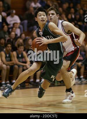 NO FILM, NO VIDEO, NO TV, NO DOCUMENTARIO - Jeremy Lin (4) guida una palla al terzo periodo durante una partita contro la Gunn High School a Palo Alto, CA, USA, il 1 gennaio 2004. Come primo giocatore americano-taiwanese dell'NBA, ora la stella di New York Knicks Lin ha avuto sei partite diritte di 20 o più punti da quando il riscaldatore della panca è stato inserito nella rotazione per innescare la corsa più lunga di New York dal marzo 2011 come Lin-sanity comincia. Foto di dai Sugano/San Jose Mercury News/MCT/ABACAPRESS.COM Foto Stock