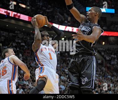 NESSUN FILM, NESSUN VIDEO, NESSUNA TV, NESSUN DOCUMENTARIO - l'Amar'e Stoudemire di New York Knicks (1) lavora contro Chris Bosh del Miami Heat durante il secondo trimestre all'American Airlines Arena di Miami, FL, USA il 23 febbraio 2012. Miami ha vinto il 102-88. Foto di Michael Laughlin/Sun Sentinel/MCT/ABACAPRESS.COM Foto Stock