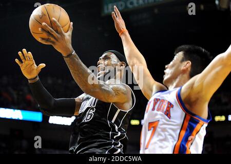 NESSUN FILM, NESSUN VIDEO, NESSUNA TV, NESSUN DOCUMENTARIO - il Miami Heat's LeBron James va duro al cestino come Jeremy Lin di New York Knicks, destra, difende all'American Airlines Arena di Miami, FL, USA il 23 febbraio 2012. Miami ha vinto il 102-88. Foto di Robert Duyos/Sun Sentinel/MCT/ABACAPRESS.COM Foto Stock