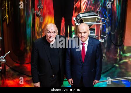 L'architetto Jean Nouvel e il proprietario Andrey Filatov posano per le immagini nella cantina del castello la Grace Dieu Des Prieurs a St Emilion, Francia, 05 luglio 2018. La tenuta di Bordeaux Innova nel confezionamento di vini e liquori per la sua confezione regalo Art russe grazie alla firma nel maggio 2017 di un accordo di cooperazione tra Château la Grace Dieu Des Prieurs e la Fondazione Art russe, Che possiede una delle più grandi collezioni di arte russa della fine del XIX e XX secolo. Art russe mette a disposizione il suo marchio e le riproduzioni di 12 opere di pittori russi su base annuale, da utilizzare Foto Stock