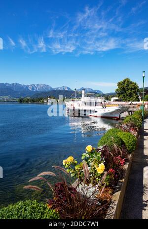 Storico piroscafo a pale Gisela sulla spianata contro il cielo blu, Gmunden, Salzkammergut, Traunsee, alta Austria, Austria Foto Stock