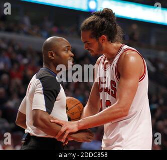 NO FILM, NO VIDEO, NO TV, NO DOCUMENTARIO - Chicago Bulls Center Joakim Noah (13) parla con il refree Courtney Kirkland durante la prima metà del gioco del suo team contro i Washington Wizards allo United Center di Chicago, Illinois, USA lunedì 16 aprile 2012. Foto di Nuccio DiNuzzo/Chicago Tribune/MCT/ABACAPRESS.COM Foto Stock