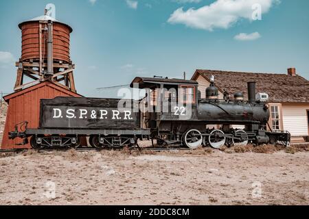 South Park City, Colorado - 16 settembre 2020: Vista del treno locomotivo, con edifici abbandonati nella città fantasma Foto Stock