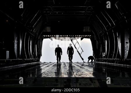 NO FILM, NO VIDEO, NO TV, NO DOCUMENTARIO - Airmen preparare una galassia C-5 per il carico, 2 aprile 2011, alla base comune Andrews, Maryland. Gli equipaggi a terra sono in grado di caricare e scaricare contemporaneamente il C-5 in corrispondenza delle aperture di carico anteriore e posteriore, riducendo i tempi di trasferimento del carico. Questa foto ha guadagnato menzione d'onore, pittorica nel concorso fotografo militare dell'anno 2011. Foto di Perry M. Aston/US Air Force/MCT/ABACAPRESS.COM Foto Stock