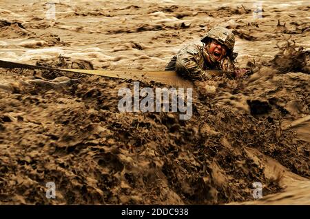 NO FILM, NO VIDEO, NO TV, NO DOCUMENTARIO - US ARMY STAFF SGT. Patrick Reynolds, capo della squadra delle forze di sicurezza attaccata al team di ricostruzione provinciale Zabul, combatte le acque da corsa mentre si tiene su una cinghia di traino fissata ad un veicolo dell'esercito nazionale afgano bloccato nel fiume Lurah nel distretto di Shinkai, Afghanistan, 12 ottobre 2011. Il Sergente Reynolds viene distribuito dalla Charlie Company, 182nd Infanteria Regiment, Massachusetts National Guard. Questa foto è stata messa seconda, ritratto/personalità, nel concorso fotografico militare dell'anno 2011. Foto di Grovert Fuentes-Contreras/US Air Force/MCT Foto Stock