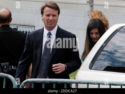NO FILM, NO VIDEO, NO TV, NO DOCUMENTARIO - ex Sen. John Edwards lascia il tribunale federale a Greensboro, Carolina del Nord, USA, Martedì, 29 maggio 2012, con la figlia Cate, a destra, come giuristi terminare il loro settimo giorno di deliberazione. I giurati stanno decidendo il destino di Edwards nel processo sulla sua colpa o innocenza su sei accuse legate a violazioni delle leggi sul finanziamento delle campagne. Foto di Chuck Liddy/Raleigh News & Observer/MCT/ABACAPRESS.COM Foto Stock