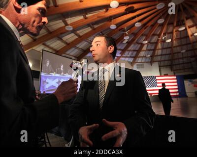 NO FILM, NO VIDEO, NO TV, NO DOCUMENTARY - il presidente del Partito Repubblicano, Reince Priebus, è intervistato da Charles Benson di WTMJ al rally elettorale del governatore del Wisconsin Scott Walkers al Waukesha Expo Center di Waukesha, Wisconsin, USA, martedì 5 giugno 2012. Foto di Rick Wood/Milwaukee Journal Sentinel/MCT/ABACAPRESS.COM Foto Stock