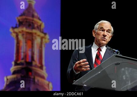 NO FILM, NO VIDEO, NO TV, NO DOCUMENTARIO - il candidato presidenziale repubblicano Ron Paul affronta la sessione di apertura della convention repubblicana dello stato del Texas alla FWCC giovedì 7 giugno 2012, a Fort Worth, Texas, USA. Foto di Ron T. Ennis/Fort Worth Star-Telegram/MCT/ABACAPRESS.COM Foto Stock