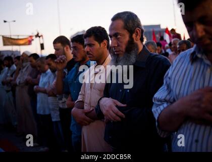 NO FILM, NO VIDEO, NO TV, NO DOCUMENTARIO - gli Egiziani sono rimasti accampati nella piazza Tahrir del Cairo lunedì 25 giugno 2012, il primo giorno dopo la vittoria del primo presidente eletto popolarmente della nazione, Mohammed Morsi della Fratellanza musulmana. Le folle continuano a sedersi in piazza per protestare contro gli sforzi dei militari per consolidare il potere prima dell'insediamento del presidente eletto. Foto di James Lawler Duggan/MCT/ABACAPRESS.COM Foto Stock