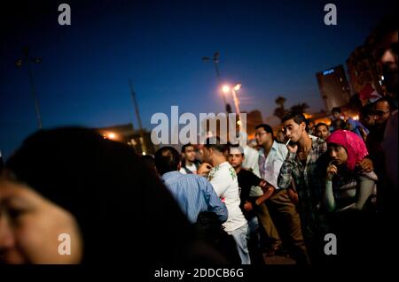 NO FILM, NO VIDEO, NO TV, NO DOCUMENTARIO - gli Egiziani sono rimasti accampati nella piazza Tahrir del Cairo lunedì 25 giugno 2012, il primo giorno dopo la vittoria del primo presidente eletto popolarmente della nazione, Mohammed Morsi della Fratellanza musulmana. Le folle continuano a sedersi in piazza per protestare contro gli sforzi dei militari per consolidare il potere prima dell'insediamento del presidente eletto. Foto di James Lawler Duggan/MCT/ABACAPRESS.COM Foto Stock