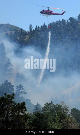 NESSUN FILM, NESSUN VIDEO, NESSUNA TV, NESSUN DOCUMENTARIO - UN elicottero fa cadere l'acqua sul fuoco del Waldo Canyon lungo l'autostrada US 24 ovest tra il sentiero del Waldo Canyon e Cascade, Colorado, USA, martedì 26 giugno 2012. Foto di Christian Murdock/Colorado Springs Gazette/MCT/ABACAPRESS.COM Foto Stock