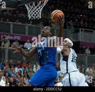 NESSUN FILM, NESSUN VIDEO, NESSUNA TV, NESSUN DOCUMENTARIO - Florent Pietrus (11) in Francia segna il Carmelo Anthony degli Stati Uniti (15) durante la loro partita all'Olympic Park Basketball Arena durante i Giochi Olimpici estivi del 2012 a Londra, Regno Unito, il 29 luglio 2012. USA sconfisse la Francia 98-71. Foto di Harry E. Walker/MCT/ABACAPRESS.COM Foto Stock