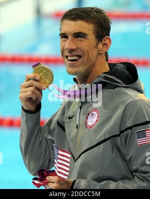 NO FILM, NO VIDEO, NO TV, NO DOCUMENTARIO - Michael Phelps degli Stati Uniti mostra la sua medaglia d'oro nel relè da 4x200 metri stile libero, martedì 31 luglio 2012, durante i Giochi Olimpici estivi di Londra, Regno Unito. Foto di Karl Mondon/Contra Costa Times/MCT/ABACAPRESS.COM Foto Stock