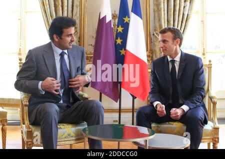 Il presidente Emmanuel Macron incontra lo sceicco Tamim bin Hamad al Thani dell'Amir del Qatar presso l'Elysee Palace, il 06 luglio 2018, a Parigi, Francia. Foto di Hamilton/Pool/ABACAPRESS.COM Foto Stock