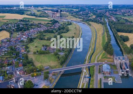 Belgio, provincia Hainaut, veduta aerea della storica seggiovia sul Canal du Centre con ascensore Strepy-Thieu sullo sfondo Foto Stock