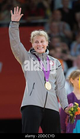 NESSUN FILM, NESSUN VIDEO, NESSUNA TV, NESSUN DOCUMENTARIO - il Kayla Harrison degli Stati Uniti sorride mentre sul podio dopo essere stato presentato la medaglia d'oro per la sua vittoria sul Gemma Gibbons della Gran Bretagna nella divisione JUDO Women's 78 kg all'Excel Center durante i Giochi Olimpici estivi 2012 a Londra, Regno Unito il 2 agosto 2012. Foto di Harry E. Walker/MCT/ABACAPRESS.COM Foto Stock