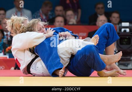 NESSUN FILM, NESSUN VIDEO, NESSUNA TV, NESSUN DOCUMENTARIO - il Kayla Harrison degli Stati Uniti (bianco) compete con il Gemma Gibbons della Gran Bretagna (blu) durante la partita della medaglia d'oro nella divisione Women's JUDO 78 kg all'Excel Center durante i Giochi Olimpici estivi del 2012 a Londra, Regno Unito il 2 agosto 2012. Kayla Harrison sconfisse i Gemma Gibbons della Gran Bretagna per vincere la medaglia d'oro. Foto di Harry E. Walker/MCT/ABACAPRESS.COM Foto Stock