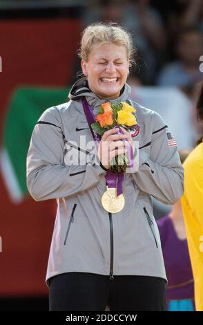 NESSUN FILM, NESSUN VIDEO, NESSUNA TV, NESSUN DOCUMENTARIO - il Kayla Harrison degli Stati Uniti sorride mentre sul podio dopo essere stato presentato la medaglia d'oro per la sua vittoria sul Gemma Gibbons della Gran Bretagna nella divisione JUDO Women's 78 kg all'Excel Center durante i Giochi Olimpici estivi 2012 a Londra, Regno Unito il 2 agosto 2012. Foto di Harry E. Walker/MCT/ABACAPRESS.COM Foto Stock