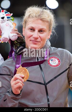 NESSUN FILM, NESSUN VIDEO, NESSUNA TV, NESSUN DOCUMENTARIO - il Kayla Harrison degli Stati Uniti mostra la sua medaglia dopo essere stata presentata la medaglia d'oro per la sua vittoria sui Gemma Gibbons della Gran Bretagna nella divisione JUDO Women's 78 kg all'Excel Center durante i Giochi Olimpici estivi del 2012 a Londra, Regno Unito il 2 agosto 2012. Foto di Harry E. Walker/MCT/ABACAPRESS.COM Foto Stock