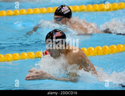 NESSUN FILM, NESSUN VIDEO, NESSUNA TV, NESSUN DOCUMENTARIO - Michael Phelps degli Stati Uniti nuota davanti a Ryan Lochte degli Stati Uniti durante il medley individuale da 200 m degli uomini al Centro Acquatico per i Giochi Olimpici estivi di Londra, Regno Unito giovedì 2 agosto 2012. Foto di Nhat V. Meyer/San Jose Mercury News/MCT/ABACAPRESS.COM Foto Stock